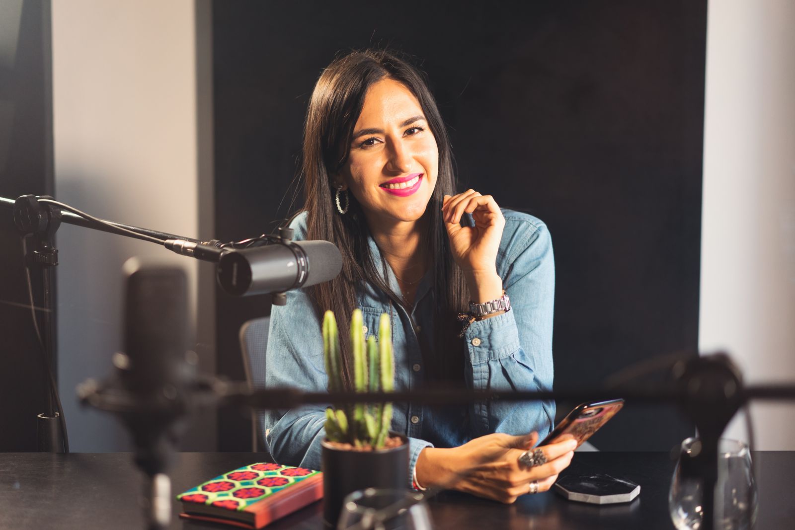Stativo di sfondo con rullo carta grigia incluso nei kit di noleggio studio